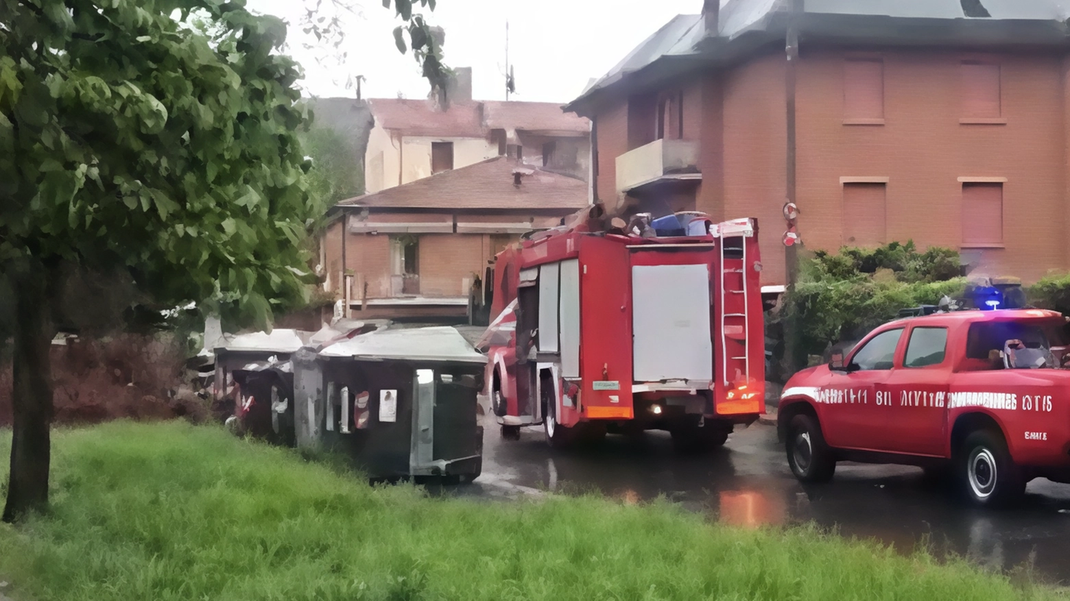 Giornata di maltempo a Modena: forti raffiche di vento e pioggia causano caduta alberi e infiltrazioni. Interventi dei vigili del fuoco in città e provincia. Disagi ma nessun danno grave riportato.