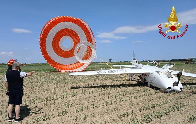 ultraleggero in avaria cade con il paracadute