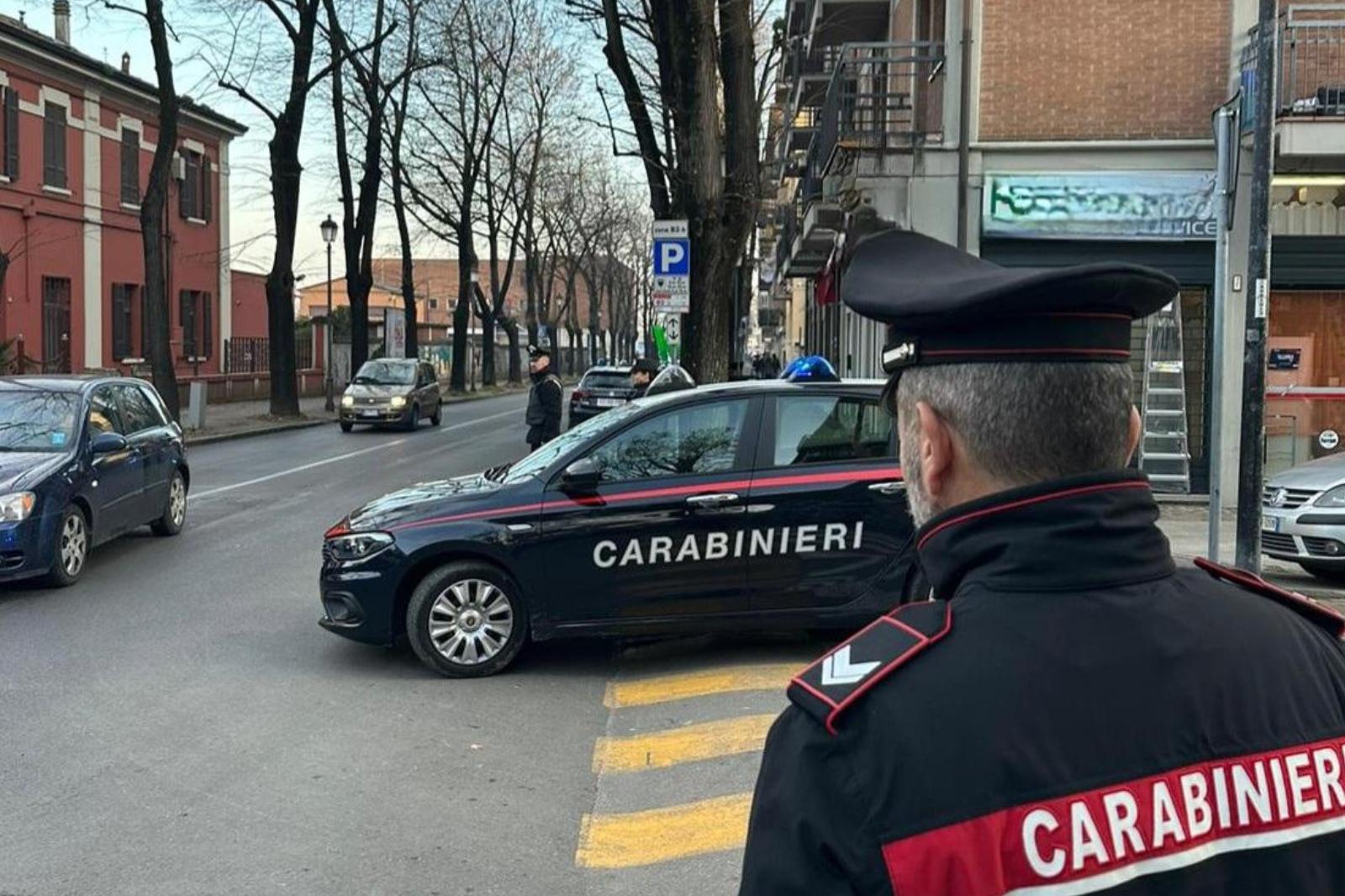 Reggio senzatetto da Ilrestodelcarlino.it Reggio senzatetto bloccano un rapinatore in zona stazione e lo fanno arrestare
