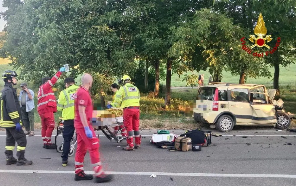 Castelnovo Monti, gravi due giovani dopo lo schianto fra auto