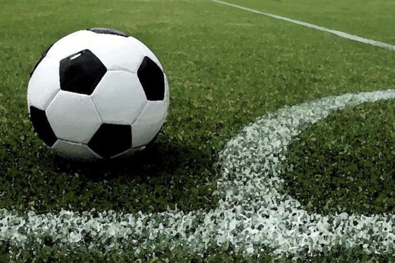 Calciatore ha malore in campo: salvato da poliziotto Calciatore ha malore in campo: salvato da poliziotto