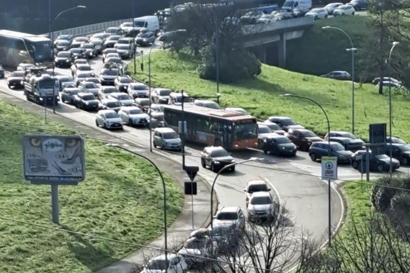 Incidente oggi da Ilrestodelcarlino.it Incidente oggi sull’asse attrezzato verso Casalecchio il traffico paralizza Bologna