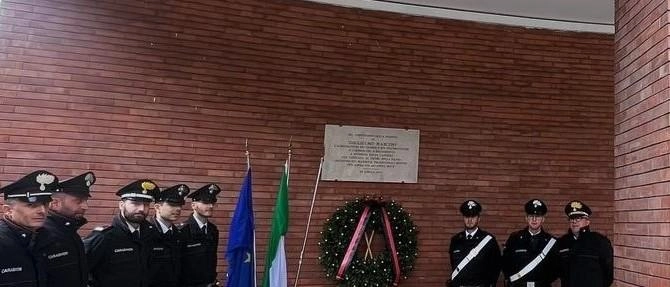 I carabinieri della stazione Navile a Bologna rendono omaggio a Guglielmo Marconi per la Liberazione, apponendo una corona alla caserma intitolata al grande inventore. Ricevono una lettera di ringraziamento dalla principessa Elettra Marconi.