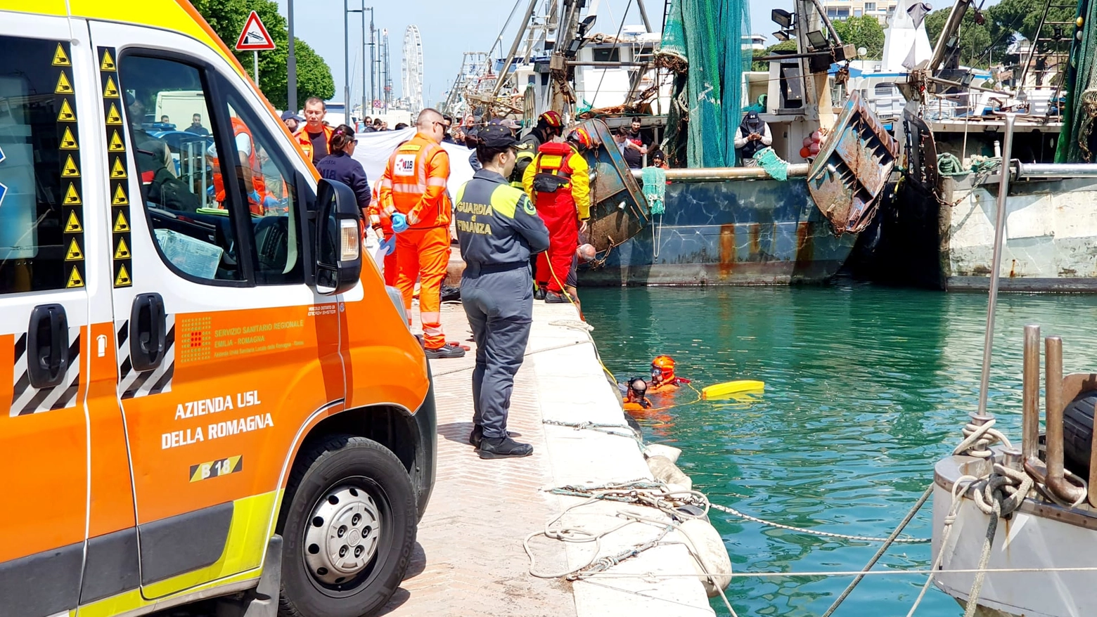 Le operazioni nel porto canale di Rimini (foto Migliorini)