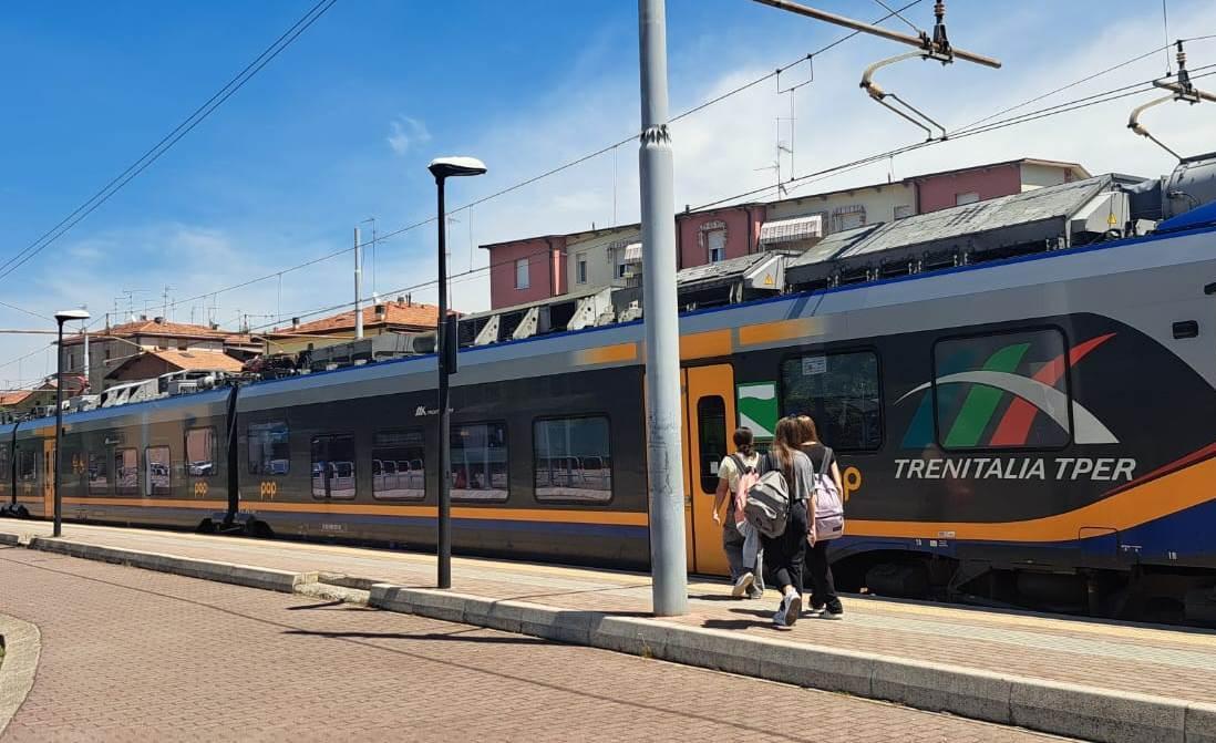 modena sassuolo treni fermi per tre mesi da Ilrestodelcarlino.it modena sassuolo treni fermi per tre mesi