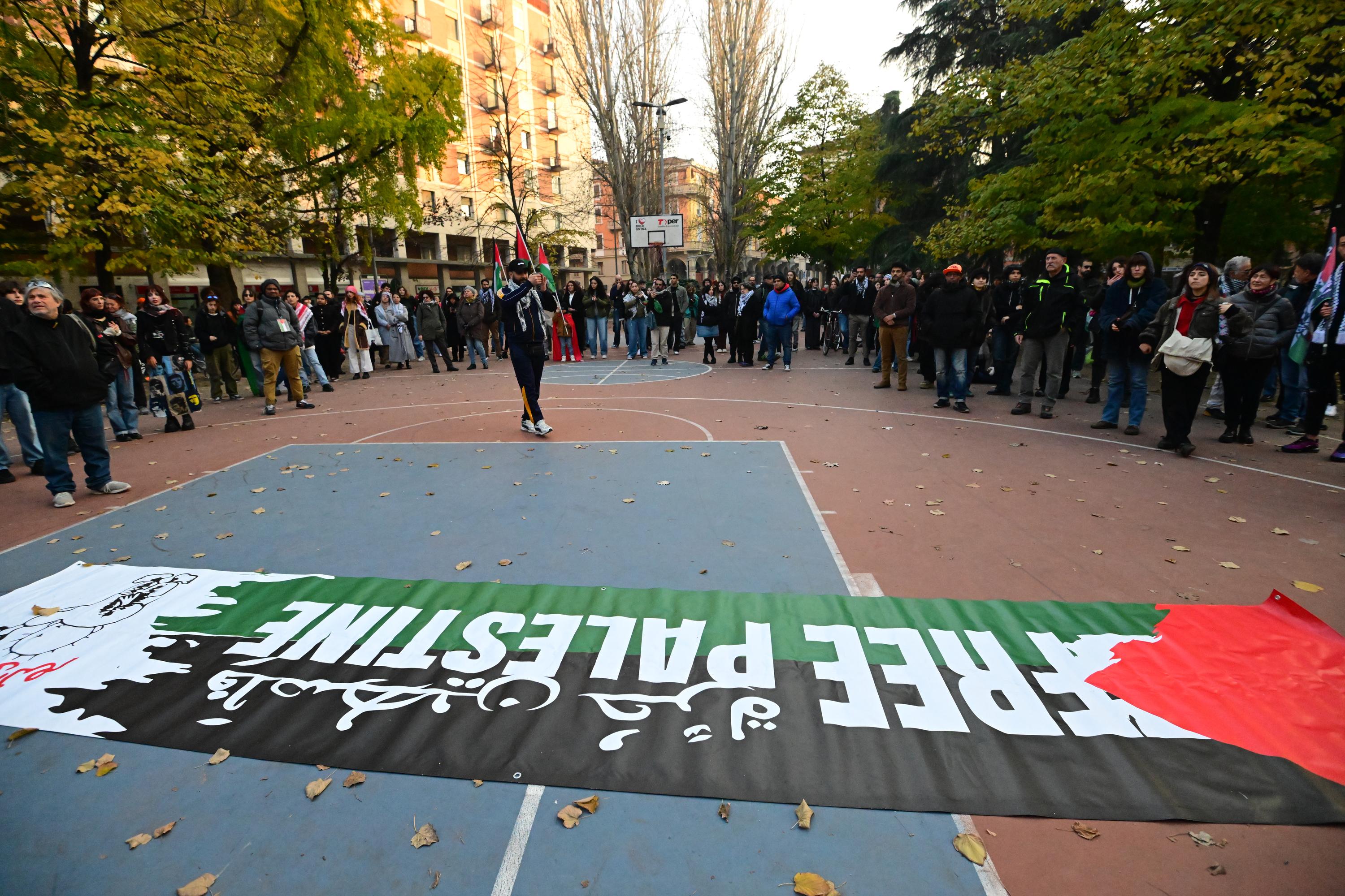 bologna proteste pro palestina e occupazione stazione dei treni pronta una difesa collettiva