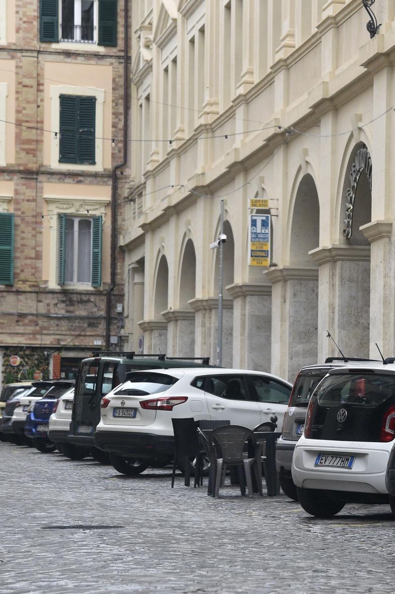 Parcheggi, rifiuti e movida. I residenti scrivono al sindaco: "Vogliamo un centro più vivibile" Parcheggi, rifiuti e movida. I residenti scrivono al sindaco: "Vogliamo un centro più vivibile"
