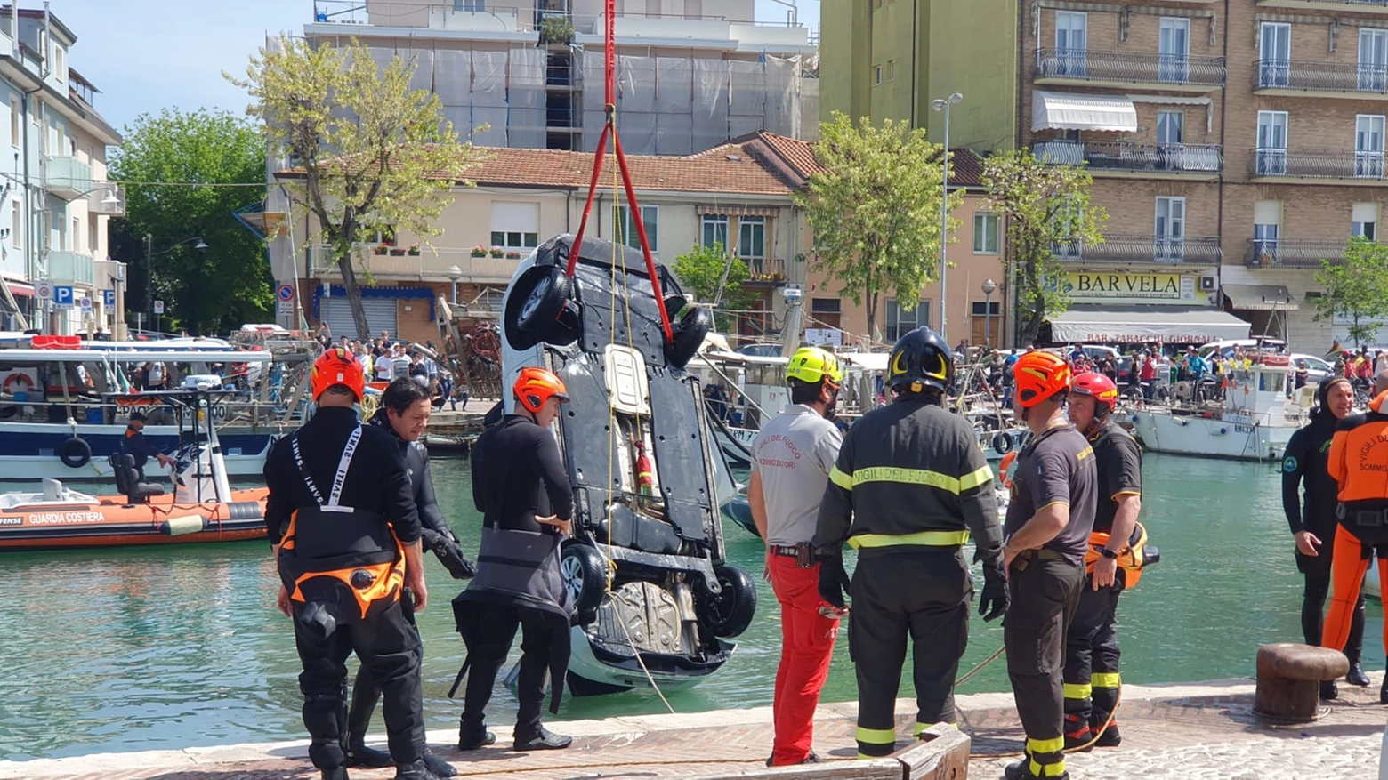 L'auto recuperata dal porto canale di Rimini (foto Migliorini)