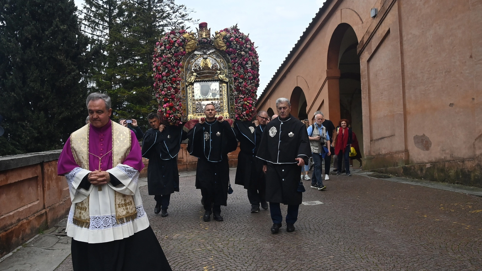 La venerata icona resterà nella cattedrale per una settimana, risalita prevista il 12 maggio. Nel weekend la processione, tra sette giorni la cerimonia con Zuppi in piazza Maggiore