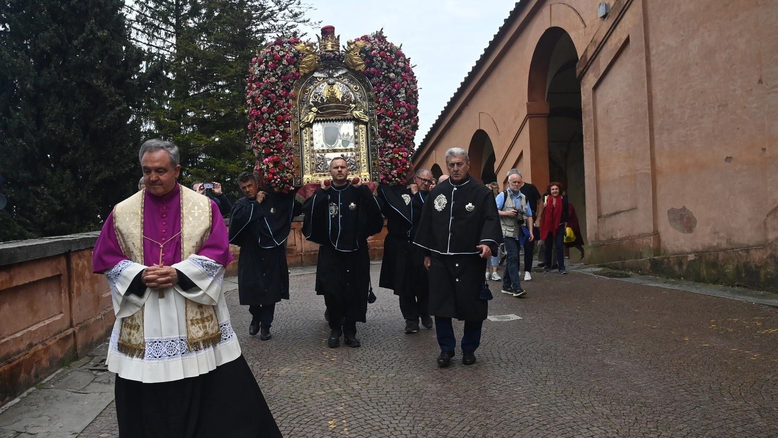 La venerata icona resterà nella cattedrale per una settimana, risalita prevista il 12 maggio. Nel weekend la processione, tra sette giorni la cerimonia con Zuppi in piazza Maggiore