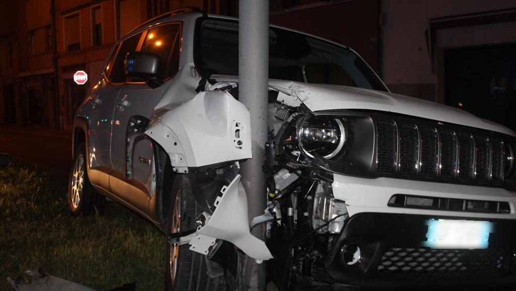 Incidenti a Cesena: si schiantano in auto ubriachi alla guida