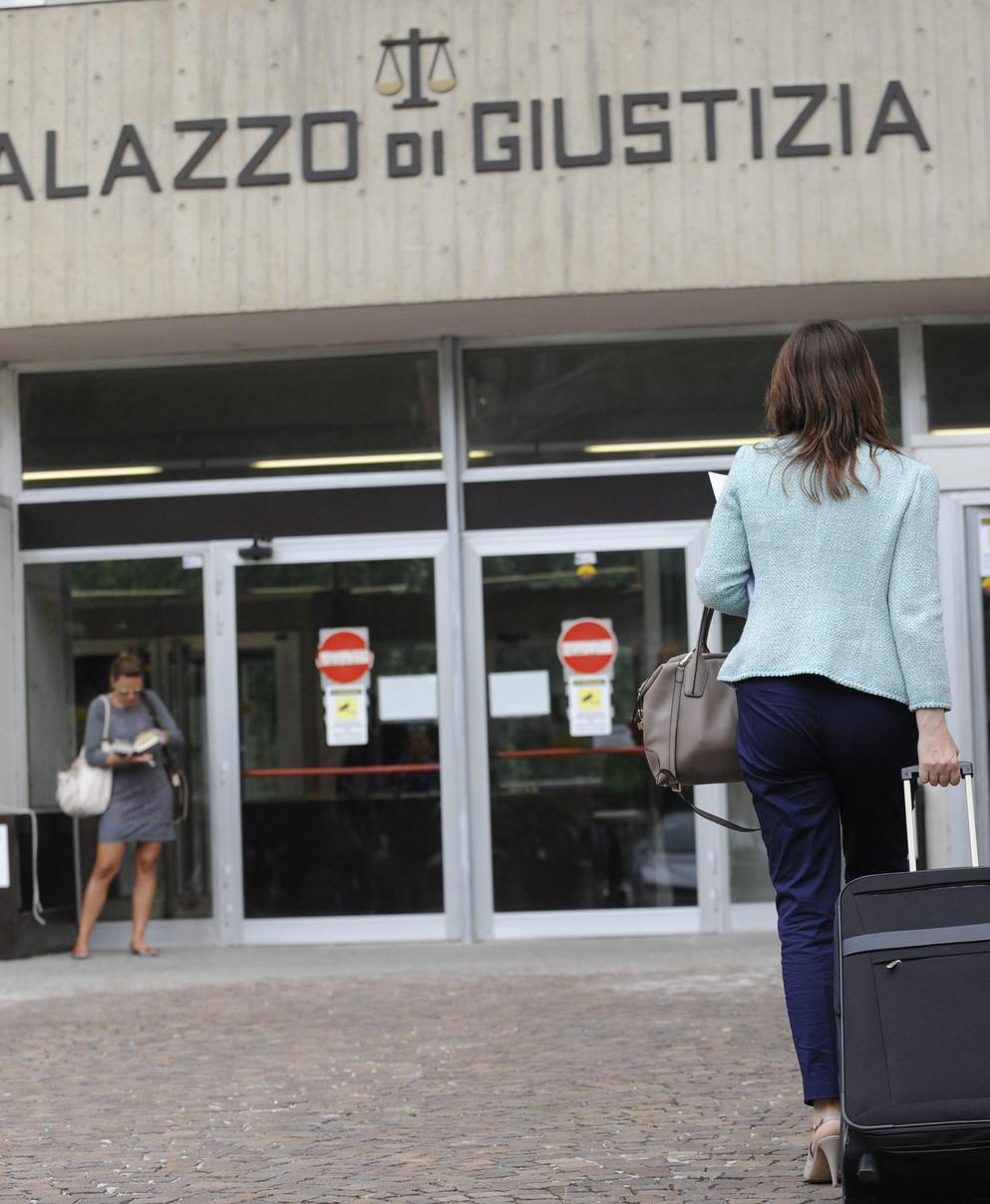omette le condanne per un lavoro aspirante bidello sotto processo