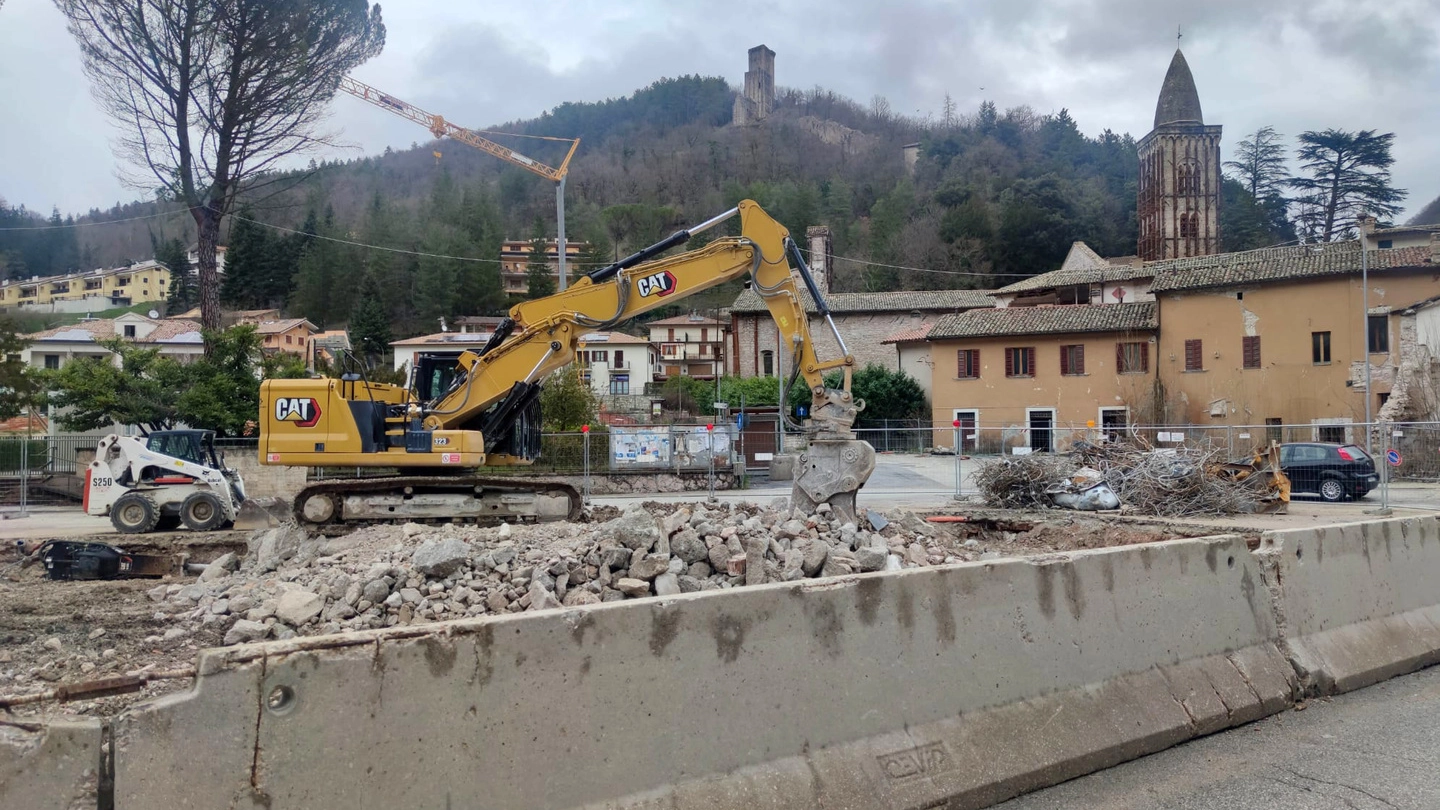 Un cantiere della ricostruzione a Visso (foto Calavita)