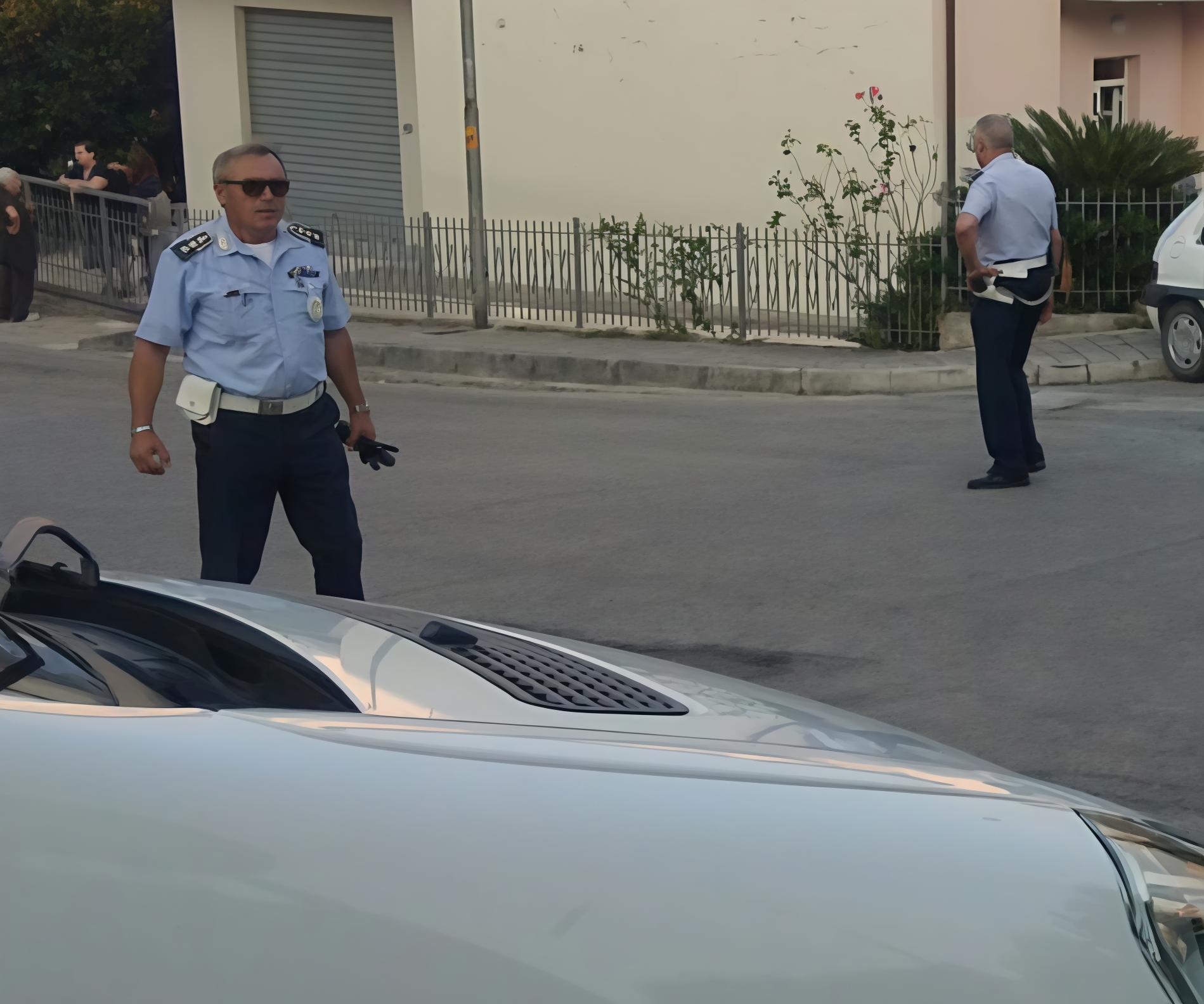 Vandali in azione al Parco Verde: fuochi e panchine distrutte