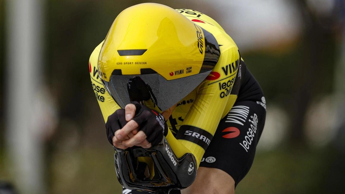Nella Tirreno-Adriatico, giovani talenti emergono mentre Pippo Ganna perde per un secondo. Juan Ayuso si impone con una crono perfetta, mentre Vingegaard si prepara per la scalata finale. Cambia il percorso della quindicesima tappa del Giro. A Parigi-Nizza vince De Kleijn.