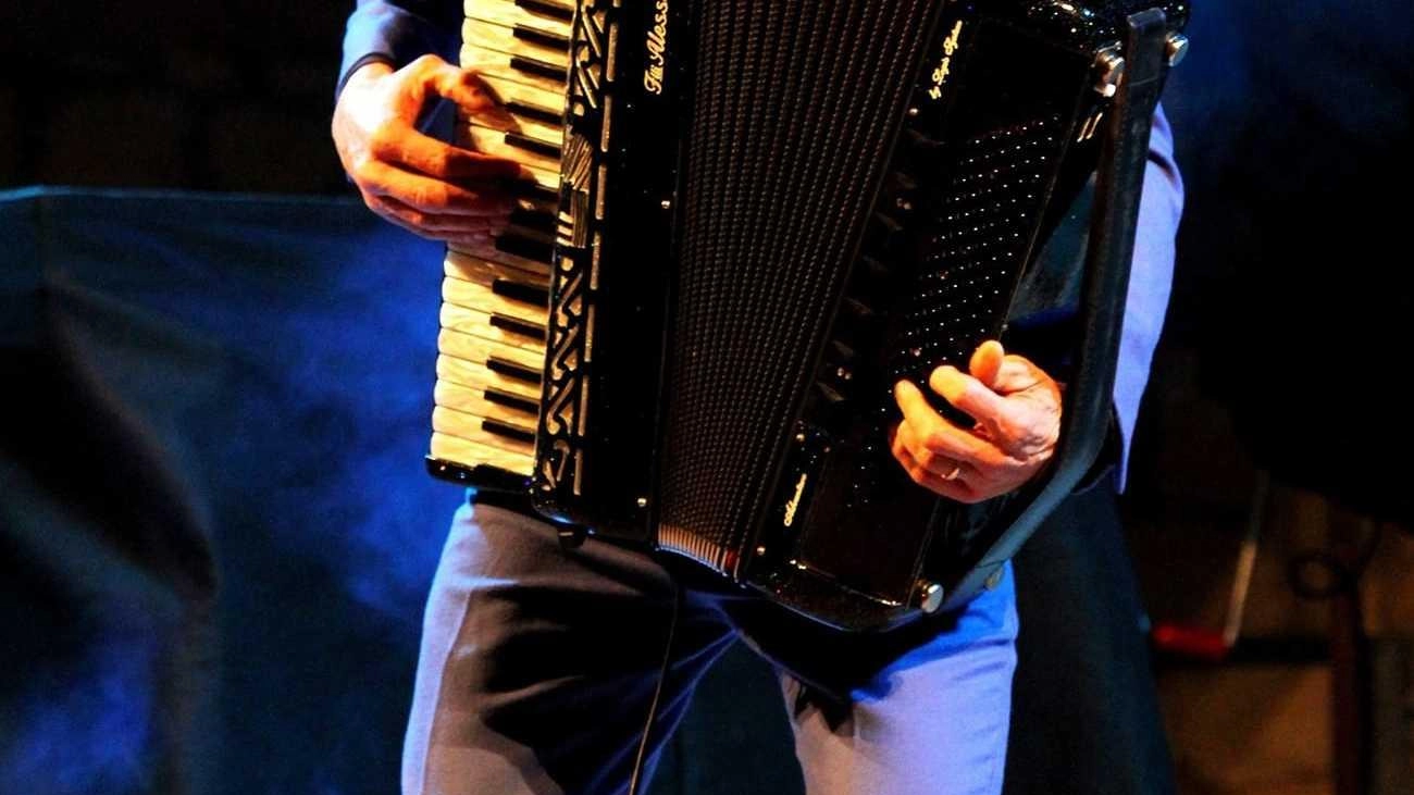 Il musicista Diego Trivellini si esibirà domani sera a Porto San Giorgio in un concerto unico, "101 strumenti musicali in una fisarmonica", con aneddoti e performance originali. L'ingresso sarà ad offerta libera a sostegno della Croce Azzurra.