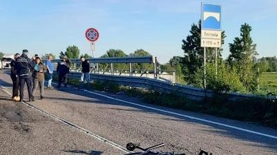 Grave incidente stradale a Luzzara: scontro tra auto e ciclista con gravi traumi. Indagini in corso sulla causa dell'incidente. Trasportato d'urgenza in elicottero il ciclista ferito.