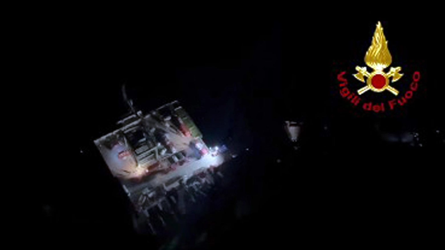 Un fermo immagine tratto da un video dei vigili del fuoco mostra la ricognizione aerea dell’elicottero dei vigili de fuoco sull’area delle operazioni alla centrale idroelettrica Enel di Suviana