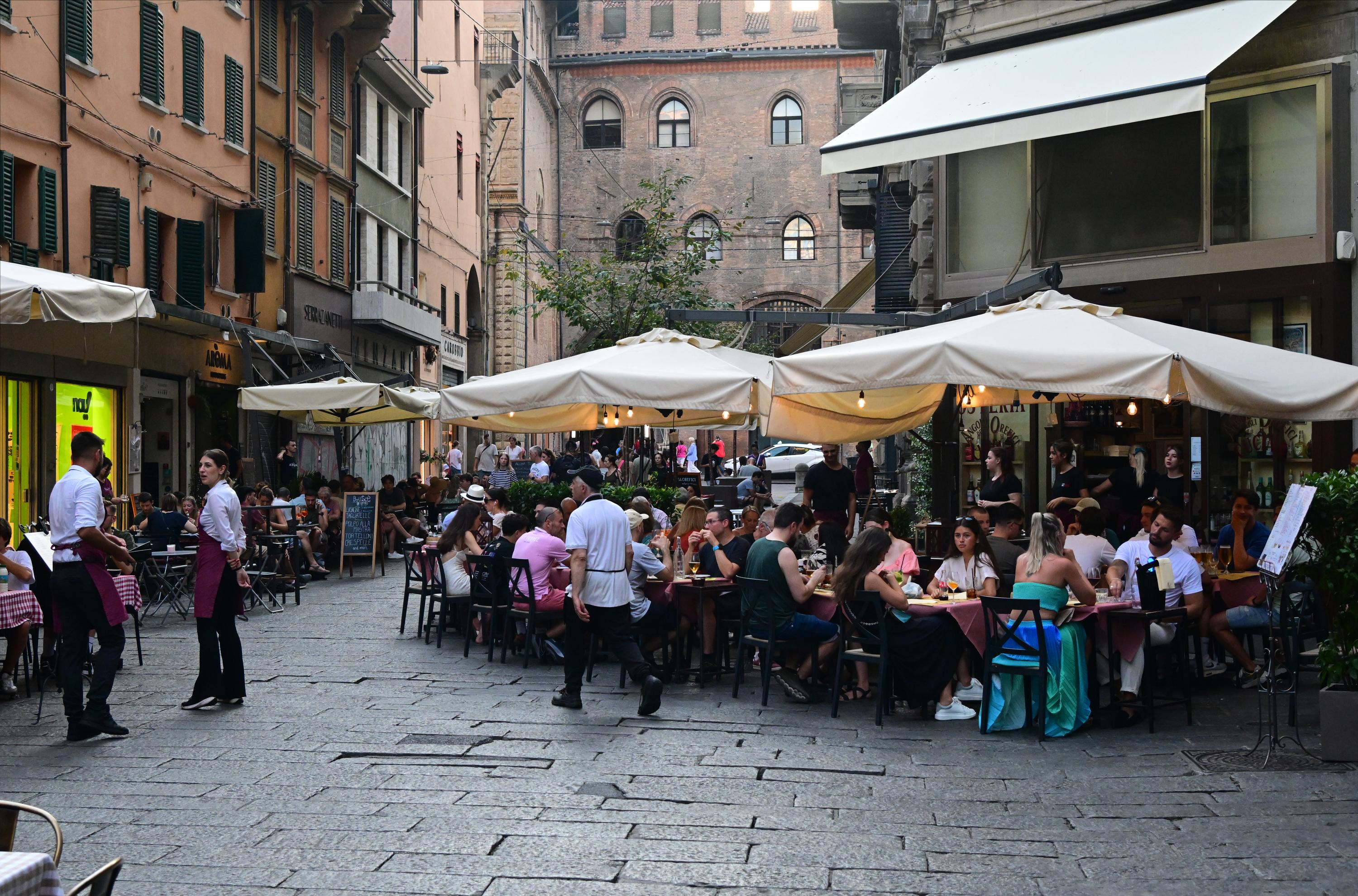 Bologna aumentano da Ilrestodelcarlino.it A Bologna aumentano anche i Dehors dopo bus e sosta