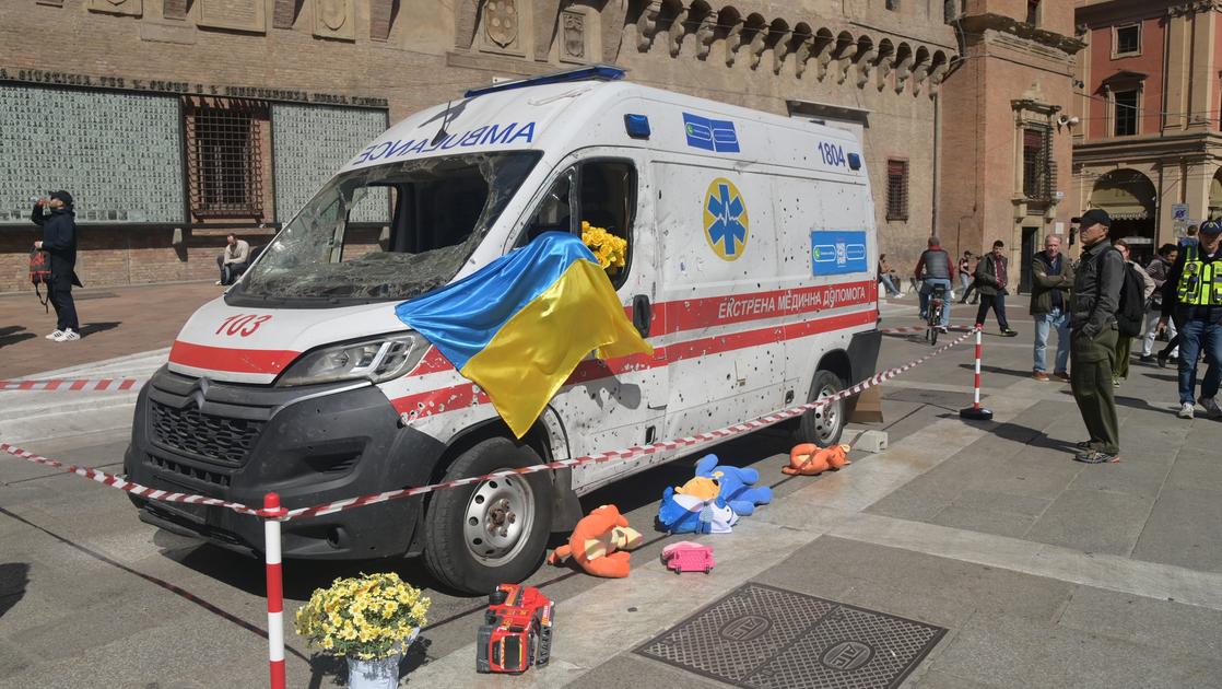 Ambulanza ucraina colpita dagli spari durante il conflitto parcheggiata in centro a Bologna