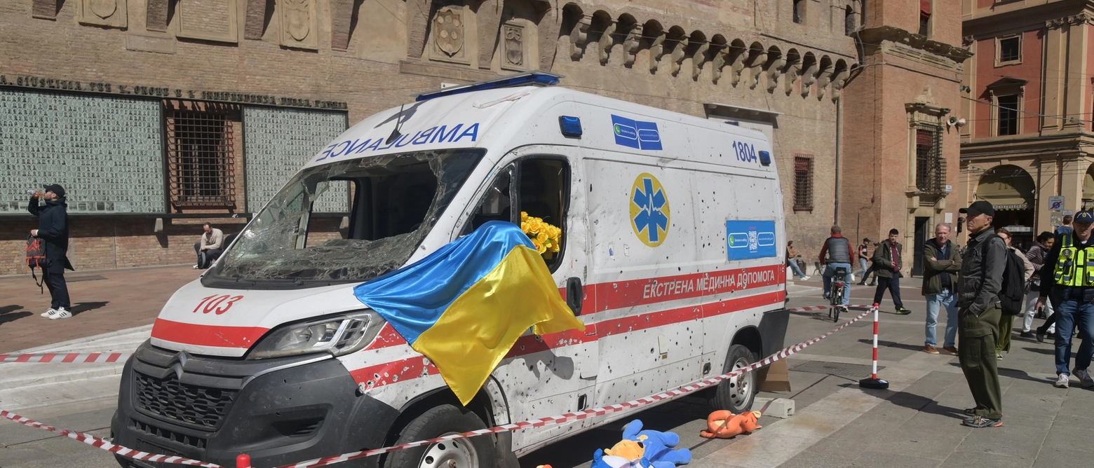 Il mezzo si trova in piazza Nettuno e fa parte di una campagna che ha l’obiettivo di raccogliere donazioni per l'acquisto di 112 nuove ambulanze per l'Ucraina. Don Mykhailo Boiko: “E’ un messaggio di soccorso e speranza”