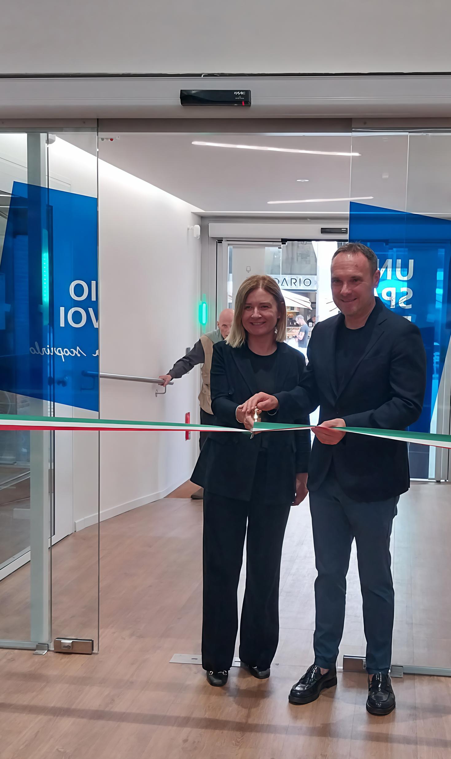 Intesa Sanpaolo innova e si rinnova: "Condivisione tra colleghi e clienti" Intesa Sanpaolo innova e si rinnova: "Condivisione tra colleghi e clienti"