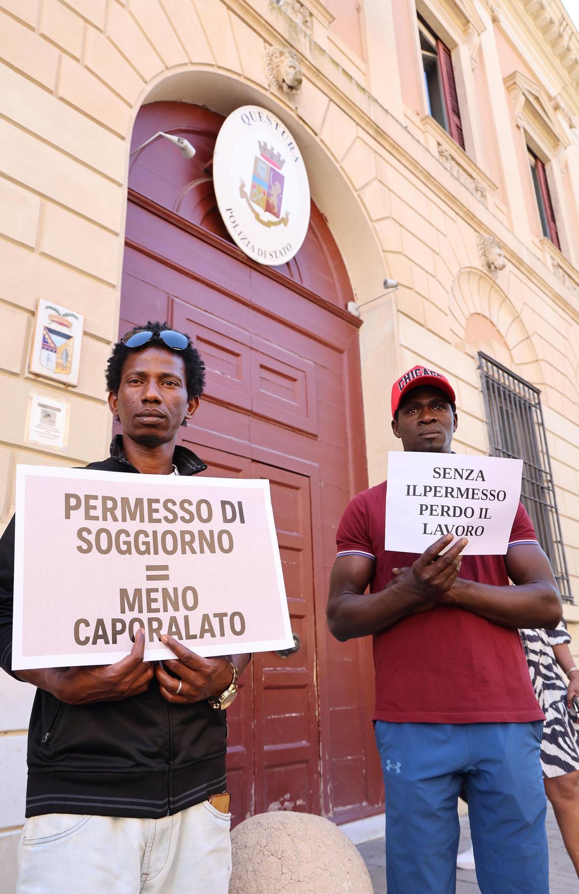 Migranti e proteste, la questura: "Permessi, raccolte seimila pratiche. In un anno tempi quasi dimezzati" Migranti e proteste, la questura: "Permessi, raccolte seimila pratiche. In un anno tempi quasi dimezzati"