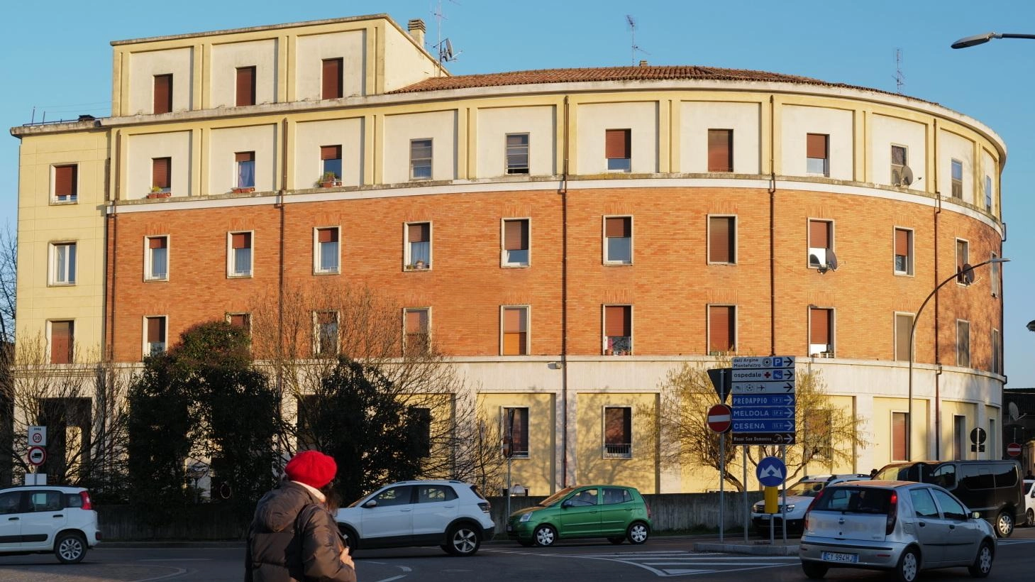 Il Comune di Forlì amplia l'offerta di alloggi popolari con 42 nuove abitazioni di edilizia residenziale pubblica, rinnovate per garantire sicurezza e accessibilità. Ulteriori interventi di recupero in corso per rispondere alle esigenze abitative della comunità.