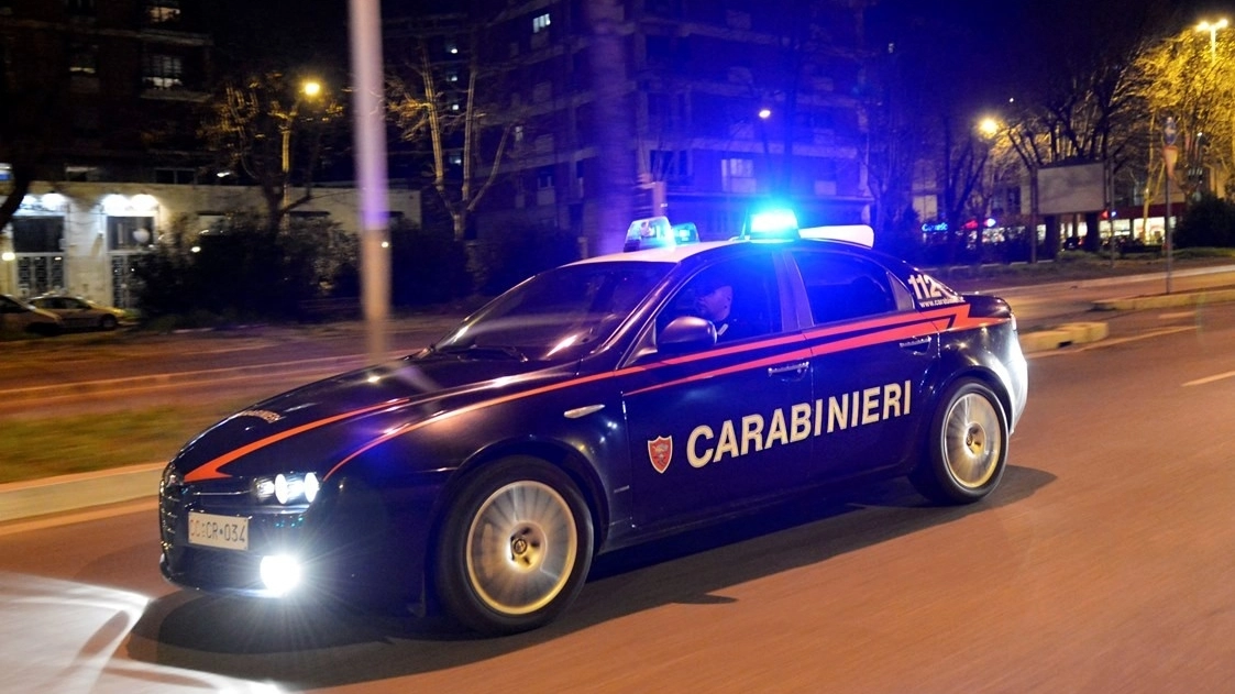 Dopo l'intervento dei carabinieri che hanno accertato la presenza di non soci all'interno del locale, il primo cittadino ha emanato la relativa ordinanza