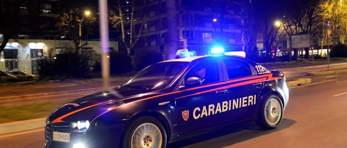 Dopo l'intervento dei carabinieri che hanno accertato la presenza di non soci all'interno del locale, il primo cittadino ha emanato la relativa ordinanza