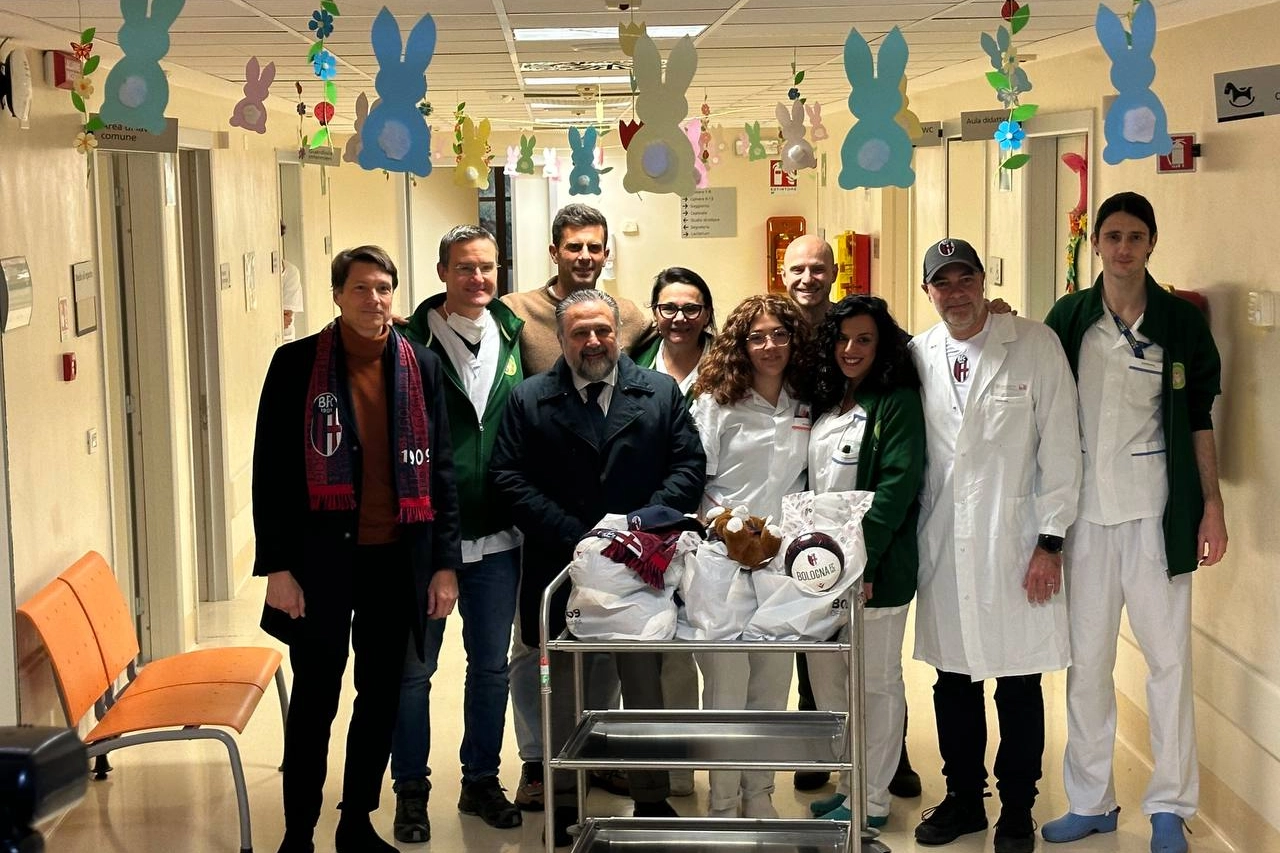 L'allenatore del Bologna in visita al Rizzoli per salutare i piccoli pazienti