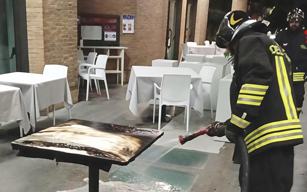 Incendio nella notte. A fuoco i tavolini di un bar di Sant’Ilario Incendio nella notte. A fuoco i tavolini di un bar di Sant’Ilario