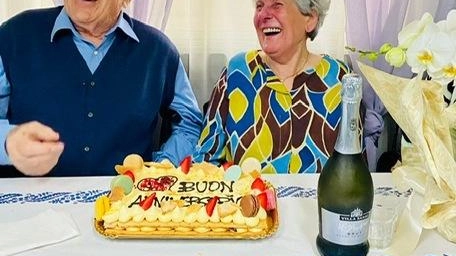Romana Ceccarelli e Veniero Zoli di Porto Fuori di Ravenna festeggiano 60 anni di matrimonio, condividendo una vita di lavoro, famiglia e amore.