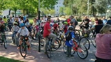 160 persone partecipano alla pedalata 'Imola Verde' nel progetto 'Cambiamo rotta', guidati da autorità locali e istruttori, percorrendo 7,5 km di piste ciclabili.