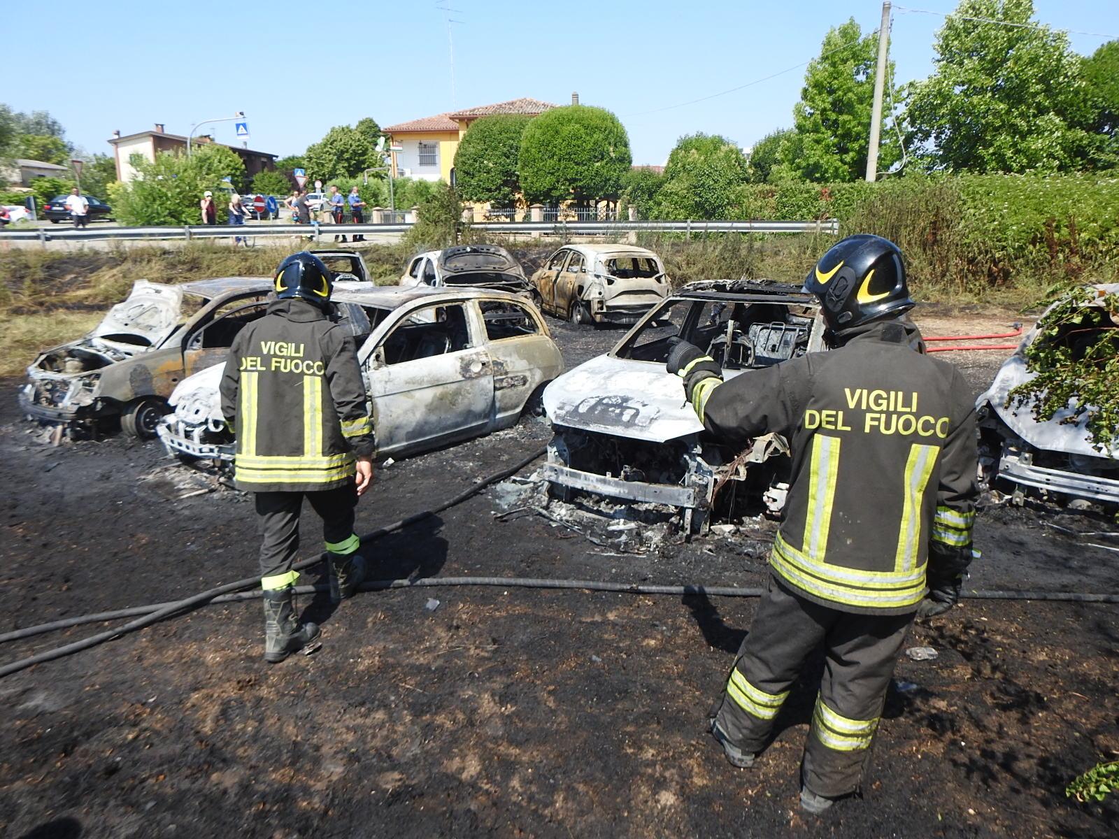 Spaventoso incendio distrugge 9 auto nei pressi di un parco acquatico: danni per 150mila euro Spaventoso incendio distrugge 9 auto nei pressi di un parco acquatico: danni per 150mila euro