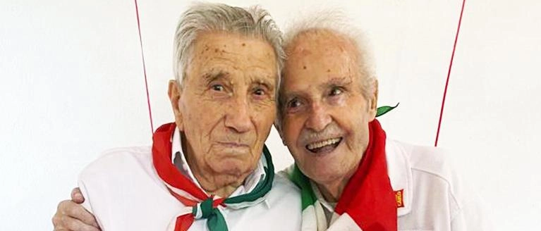 Amato Antonelli e Maffeo Marinelli, reduci della Resistenza, si sono ritrovati dopo decenni nel 2019 e hanno mantenuto un legame fino alla fine, condividendo la loro esperienza con gli studenti.