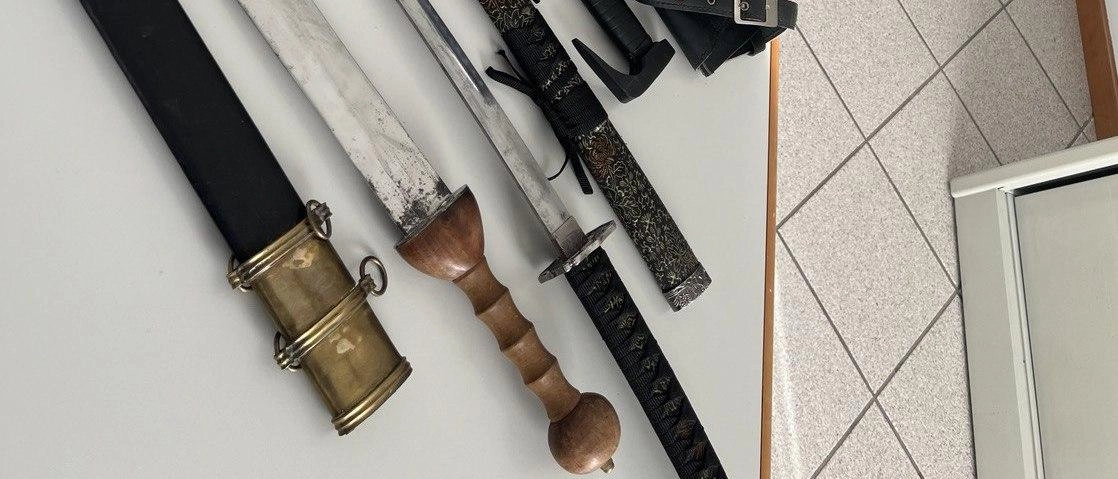Durante il mercatino dell'usato a Savignano sul Rubicone, la polizia ha sequestrato armi proibite vendute da un 63enne di Pesaro, che è stato deferito all'Autorità Giudiziaria.