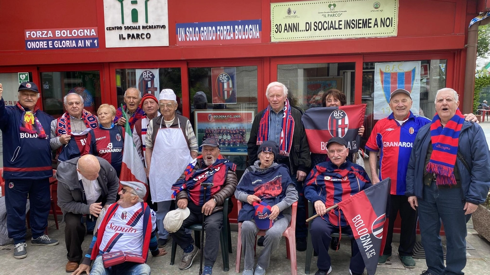 Foto di gruppo virata al rossoblù per il Centro Sociale Anziani ’Il Parco’, a Bologna