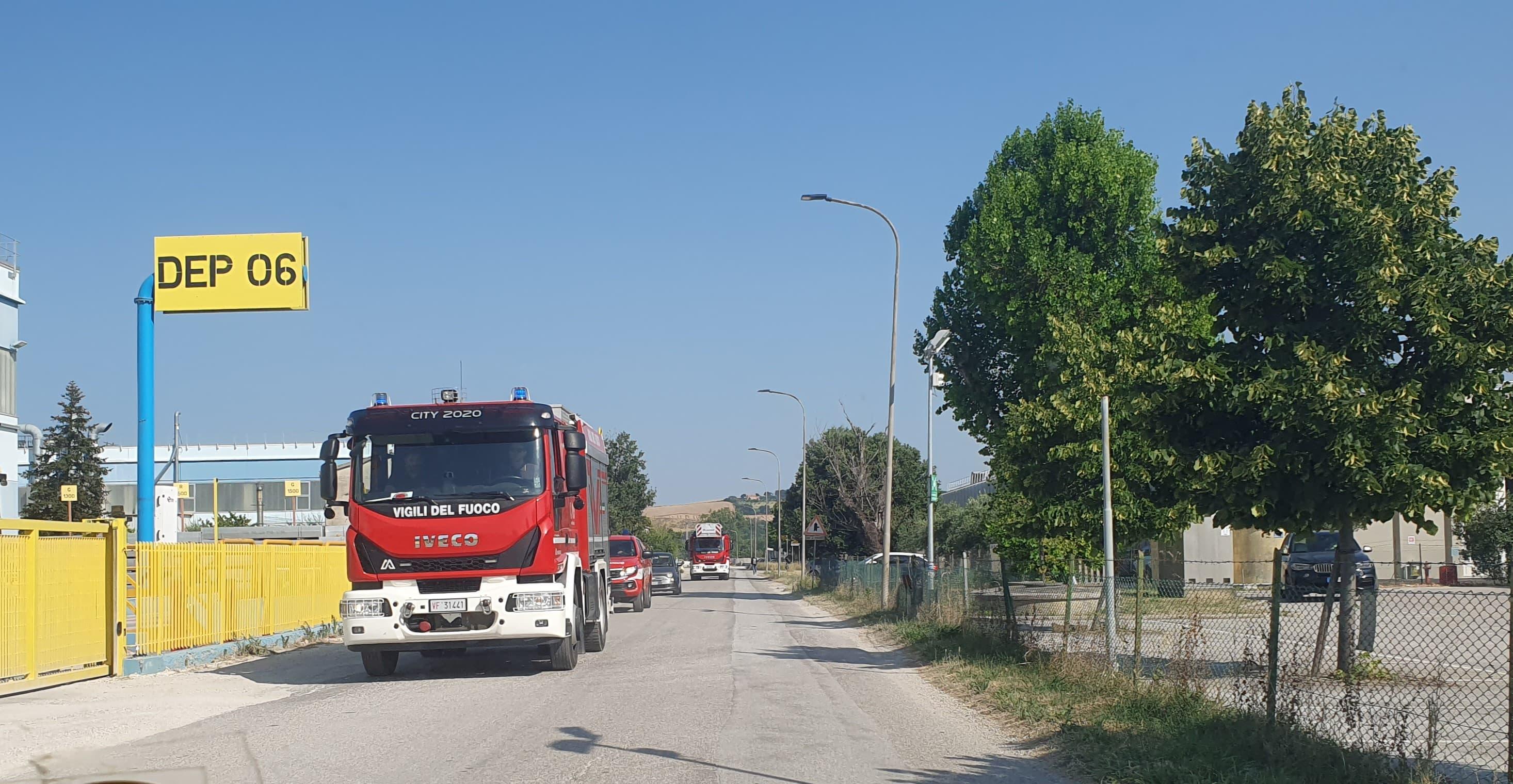 Colpo di calore mentre lavora sul tetto: task force per soccorrere l’operaio Colpo di calore mentre lavora sul tetto: task force per soccorrere l’operaio