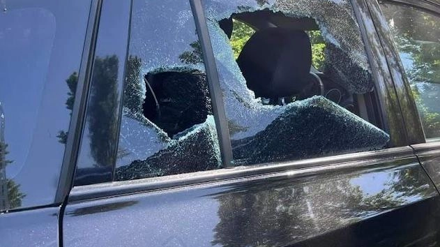 Raffica di finestrini spaccati e furti sulle auto