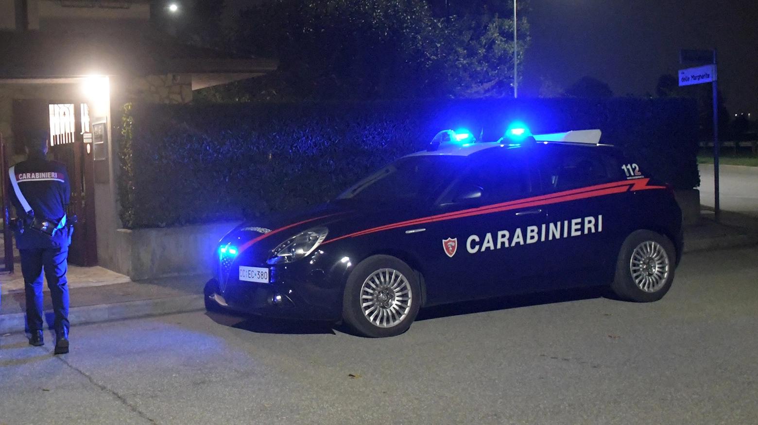E’ successo venerdì sera a Correggio: lo sparatore, un 53enne, era circondato da una ventina di altri inquilini che volevano aggredirlo. ‘Salvato’ dai militari che, aggrediti a loro volta, lo hanno arrestato