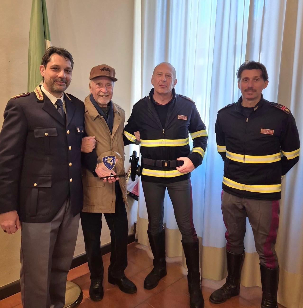Soccorso dalla da Ilrestodelcarlino.it Soccorso dalla polizia stradale dopo un malore l’anziano ringrazia gli agenti