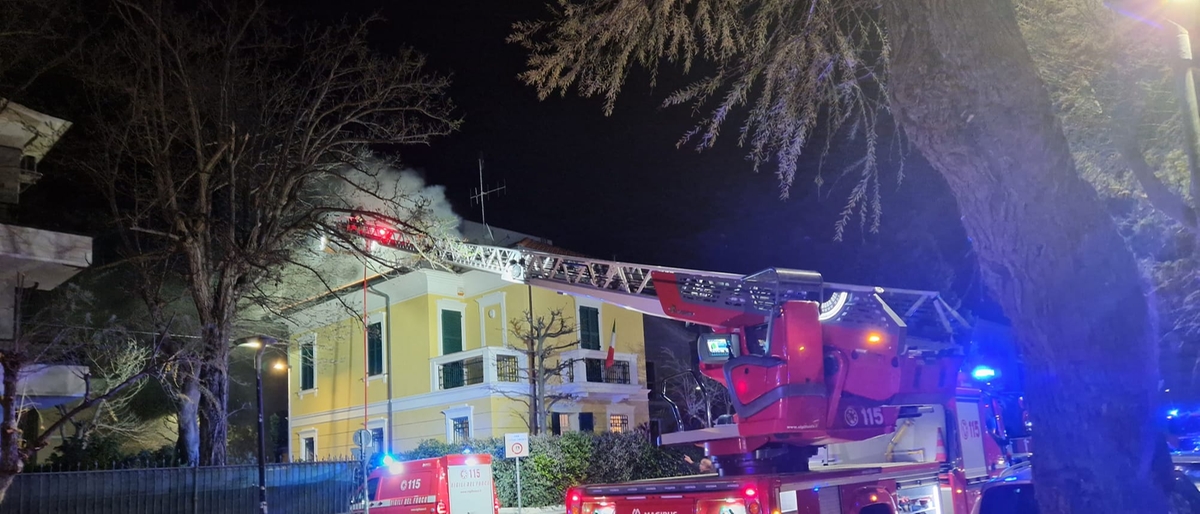 Incendio all’improvviso in un appartamento di viale Trieste a Pesaro