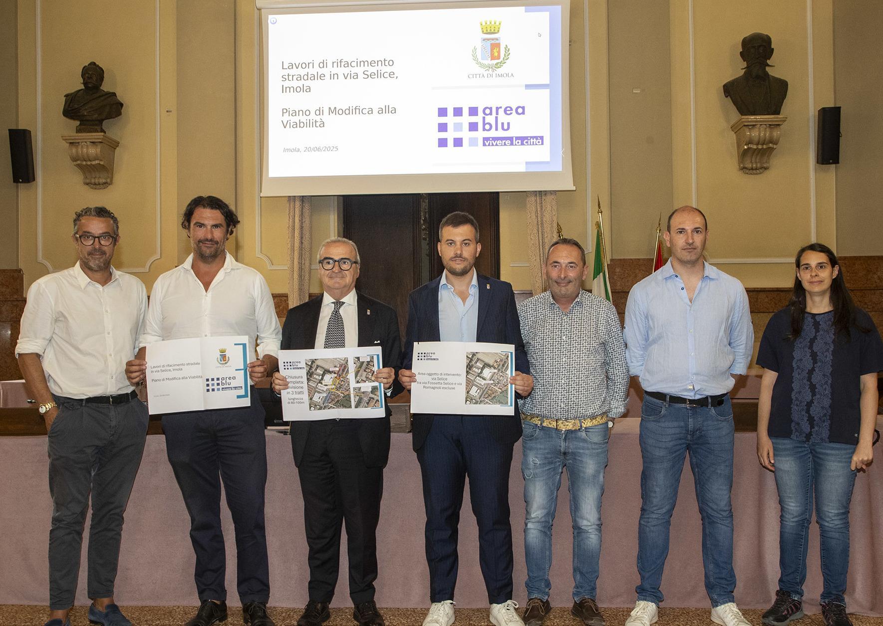 Cantiere in via Selice. Due mesi di lavori e tanti disagi in vista : "Uno sforzo per la città" Cantiere in via Selice. Due mesi di lavori e tanti disagi in vista : "Uno sforzo per la città"