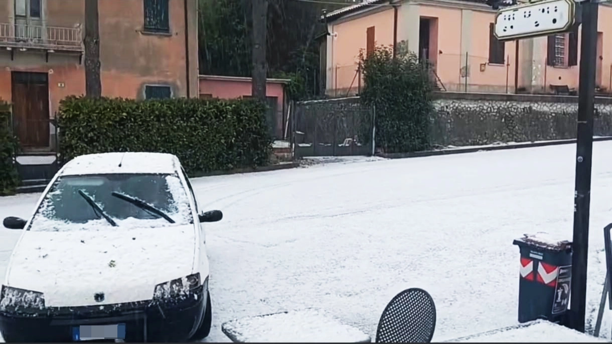 La grandine caduta oggi a Sogliano sul Rubicone (foto Emilia Romagna Meteo)