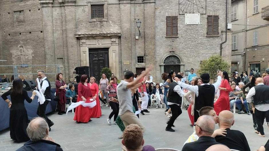 Danze poplari, Sant’Angelo in Vado si trasforma