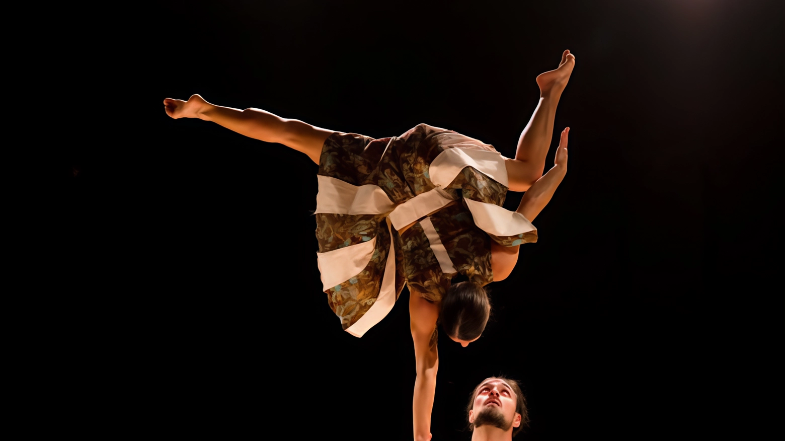 Il Duo Kaos porta al Teatro Concordia di Cupramontana lo spettacolo "Flora", frutto di una residenza artistica. Con tecniche acrobatiche e coreografiche, creano un universo fantastico in cui natura e uomo si fondono.