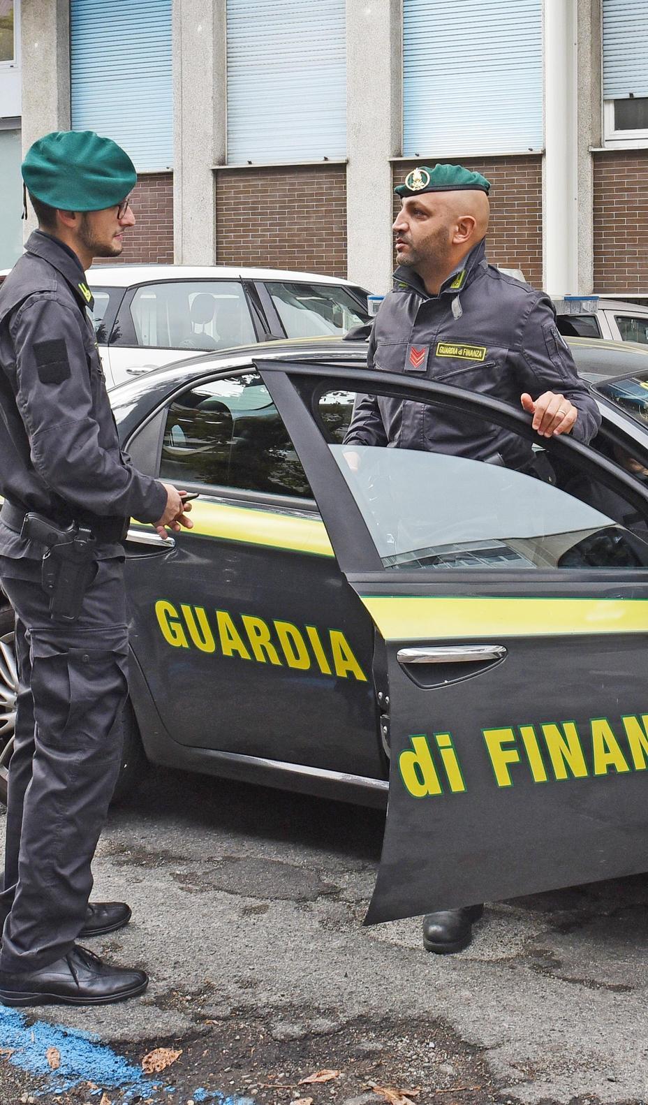 blitz contro il lavoro nero finanza nei poltronifici tre ditte finite nei guai