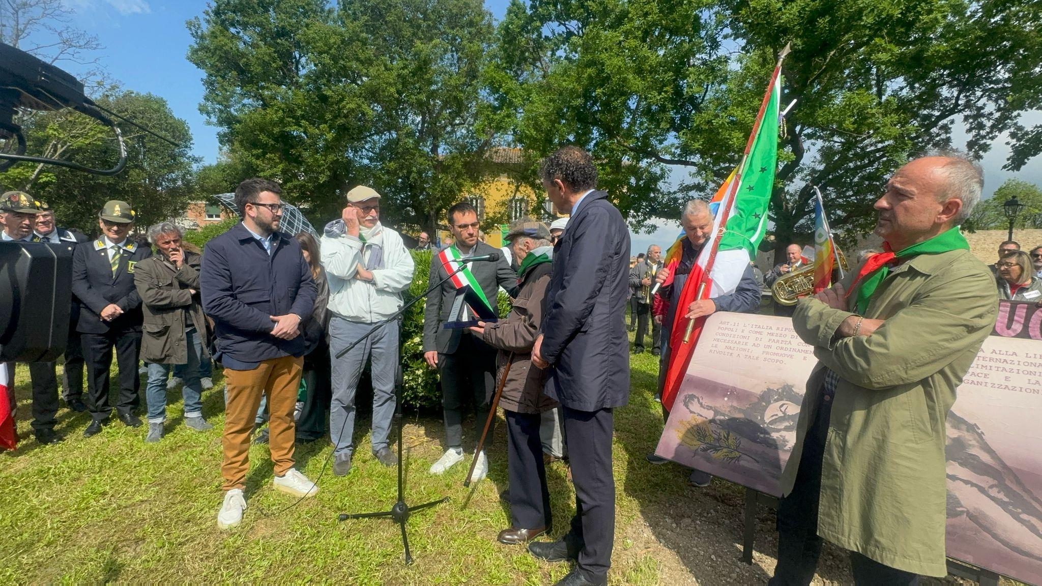 Fano, 25 aprile tra fischi e memoria: la Resistenza di Giacomo Serrani commuove la città Fano, 25 aprile tra fischi e memoria: la Resistenza di Giacomo Serrani commuove la città
