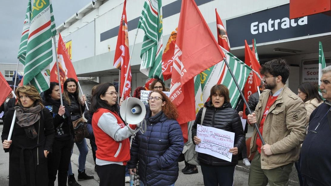 Via Bertini, addio al Crai. Dipendenti lasciati a casa, sciopero e solidarietà